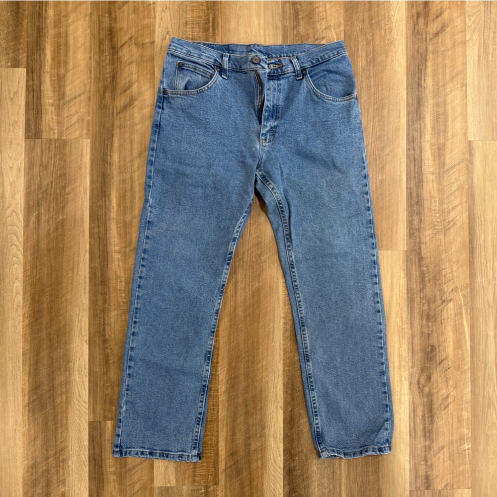 Wrangler Straight-Leg Men’s Jeans in Medium Blue